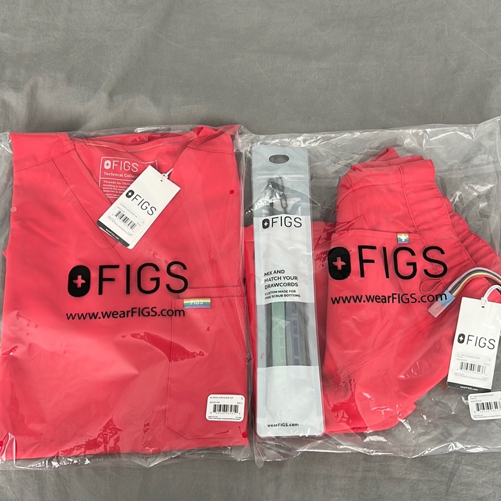 FIGS Men’s Hibiscus Pride Leon and Taino jogger set + BONUS item